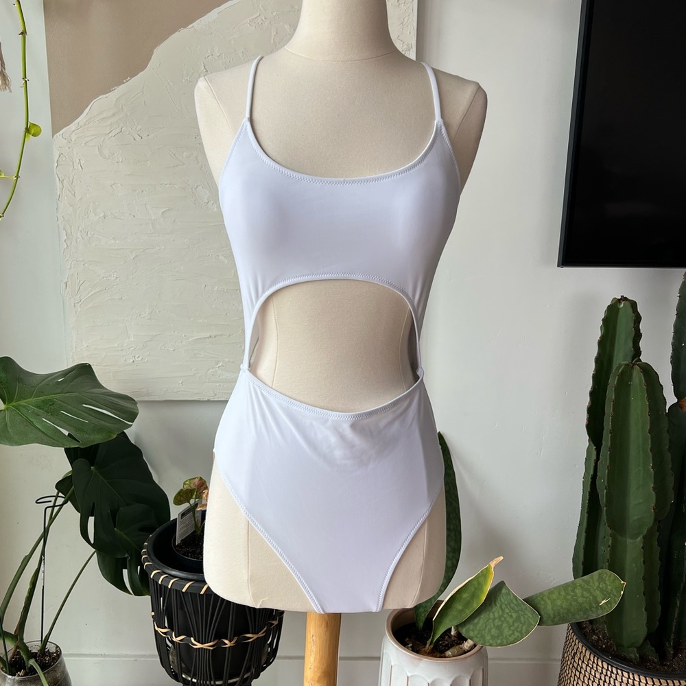 White One-piece Swimsuit with Adjustable Straps. Size: L
